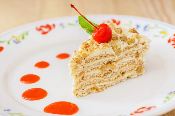 Bolo de mel com cereja — Fotografia de Stock