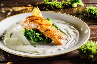 Somon biftek brokoli ile