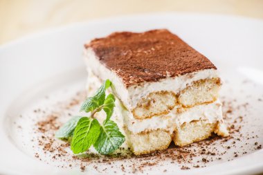 Nane yaprakları ile tiramisu pasta