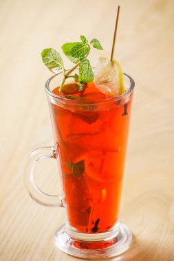 lezzetli kokteyl limon ile