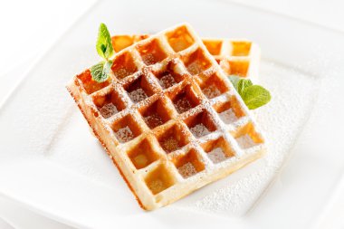 Belçika waffle ile nane yaprakları