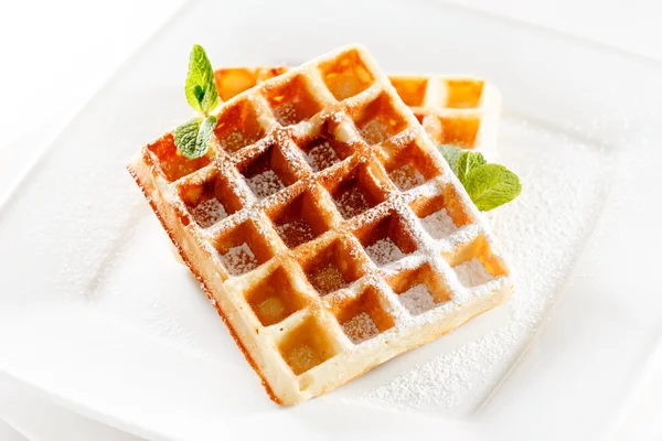 Belgica waffles com folhas de hortelã — Fotografia de Stock
