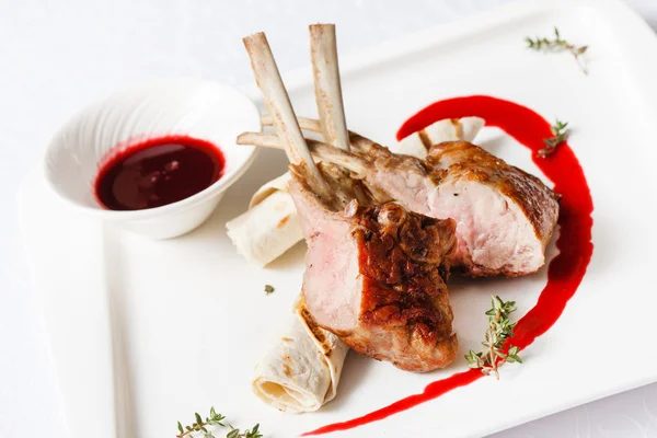 Ribben met cranberry saus — Stockfoto