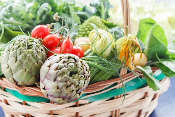 Fresh vegetables in basket — Stock Photo, Image