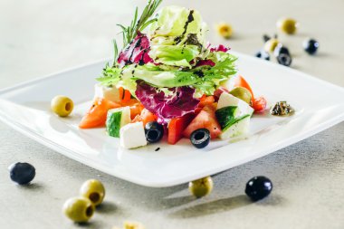 plaka üzerinde Yunan salatası
