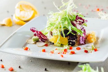 Beyaz tabak taze salata