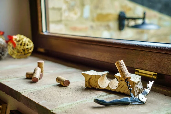 Wine corks and corkscrew — Stock Photo, Image