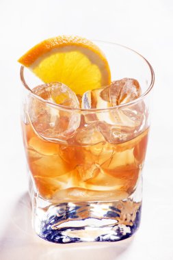 Kokteyl ile turuncu beyaz