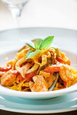 Fesleğen yaprakları ile deniz ürünleri makarna