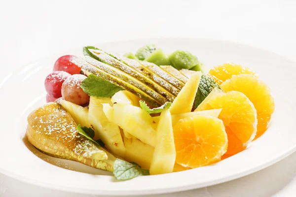 Frutas frescas en plato — Foto de Stock