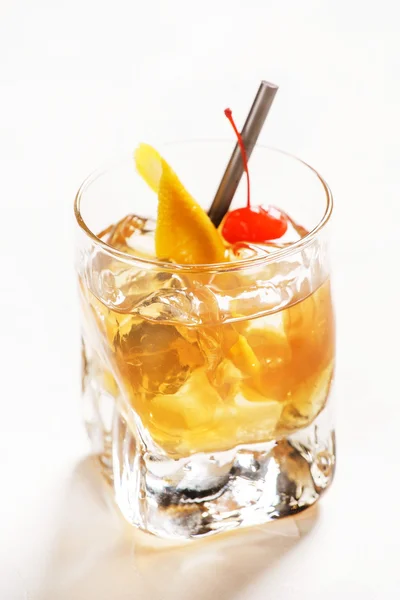 Cocktail met sinaasappel op wit — Stockfoto