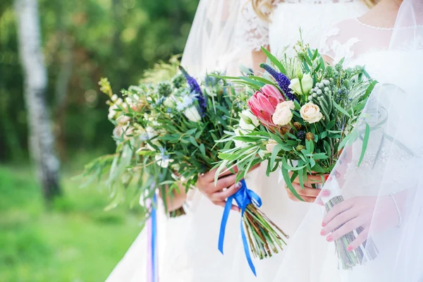 Bruiden met bruiloft bloemen — Stockfoto