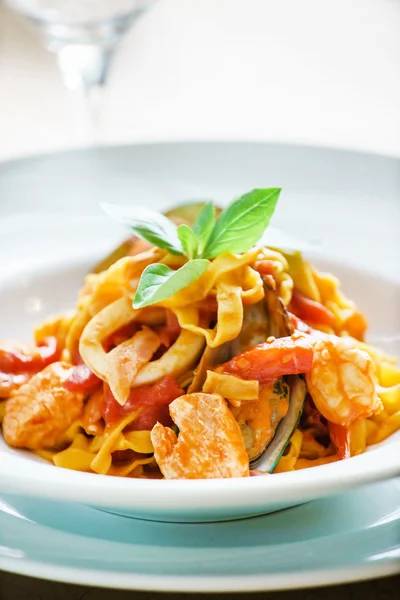 Pastas de mariscos con hojas de albahaca — Foto de Stock