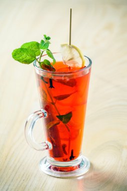 lezzetli kokteyl limon ile