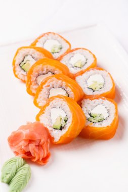 lezzetli suşi plaka üzerinde