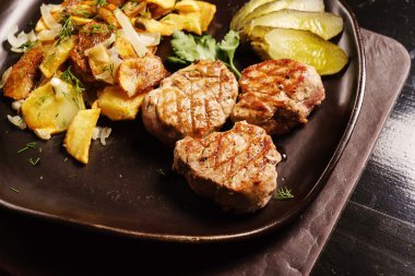 biftek patates ve sebze ile