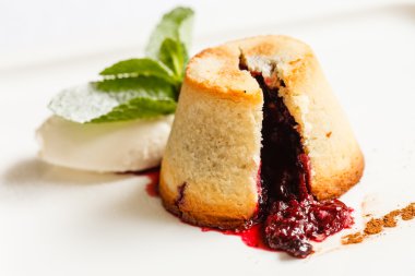 Berry kek üzerine beyaz