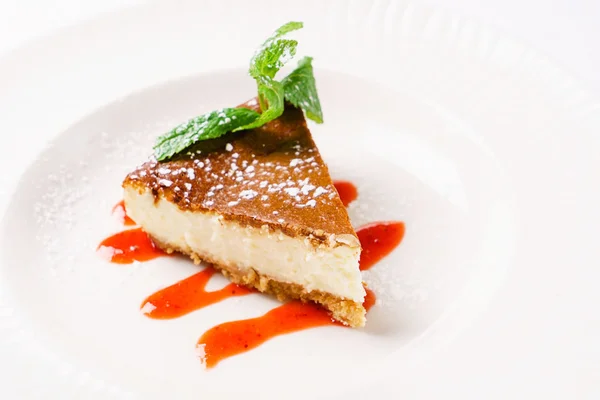 Tvarohový koláč s marmeládou na desce — Stock fotografie