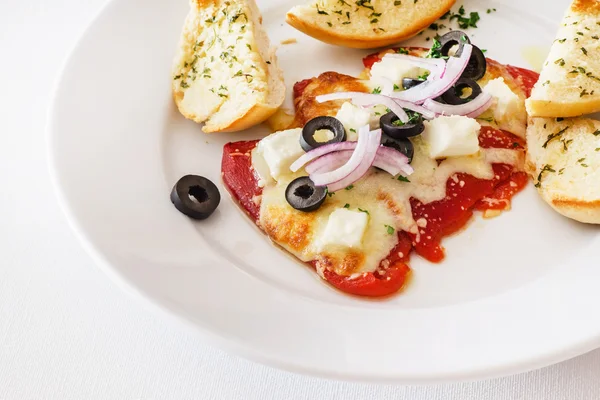 Peperoncino arrosto con patate e olive — Foto Stock