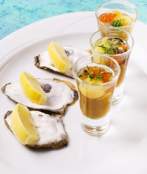 Oesters plaat met citroenen — Stockfoto