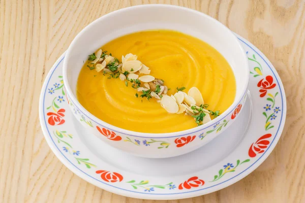 Soupe à la crème dans une assiette — Photo