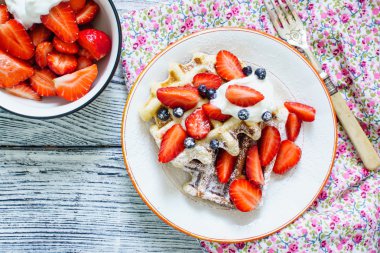 Waffle taze çilek ile