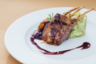 geyik eti carree plaka üzerinde