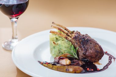 geyik eti carree plaka üzerinde