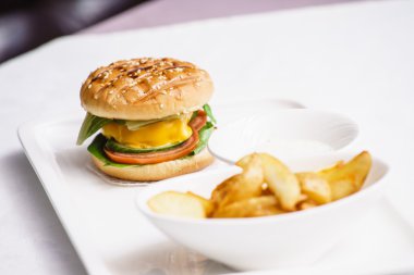 çizburger patates ile