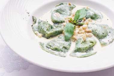 plaka üzerinde soslu Ravioli