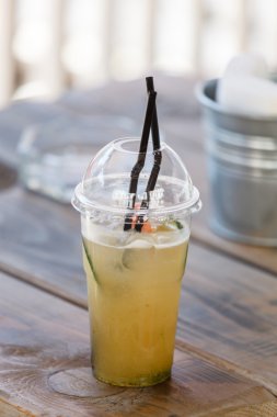 Yaz içki masasında