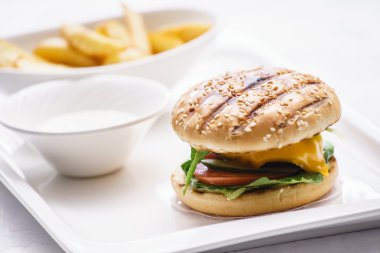 çizburger patates ile