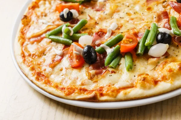 God varm pizza med mozzarella — Stockfoto