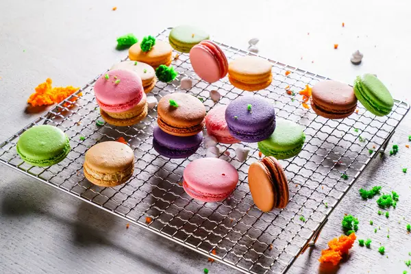 Macarons colorés sur le gril — Photo