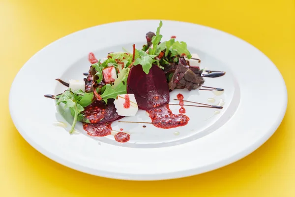 Салат со свеклой на белой тарелке — стоковое фото