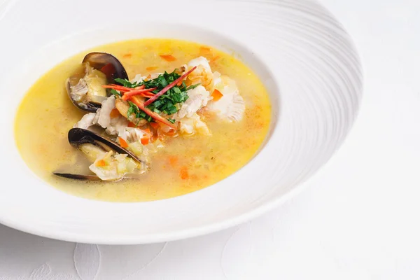 Sopa de mariscos en plato — Foto de Stock