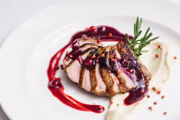 Duck breast with sauce — Stock Photo, Image