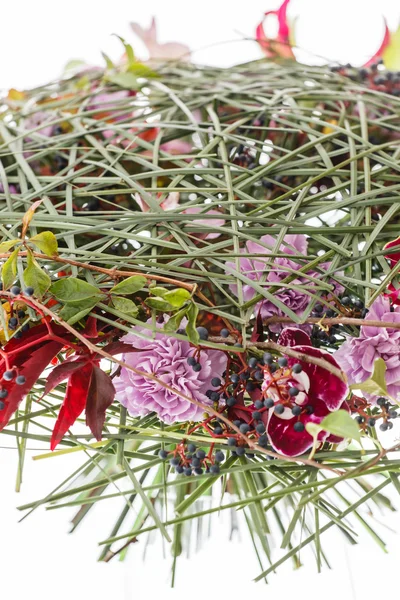 Agradável buquê de flores em branco — Fotografia de Stock