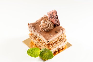 Nane yaprakları ile karamelli pasta