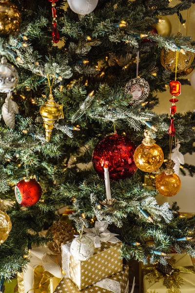 Weihnachtsgeschmückter Baum — Stockfoto