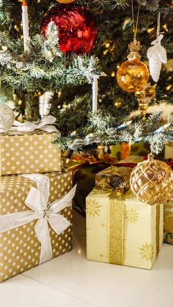 Weihnachtsgeschmückter Baum — Stockfoto