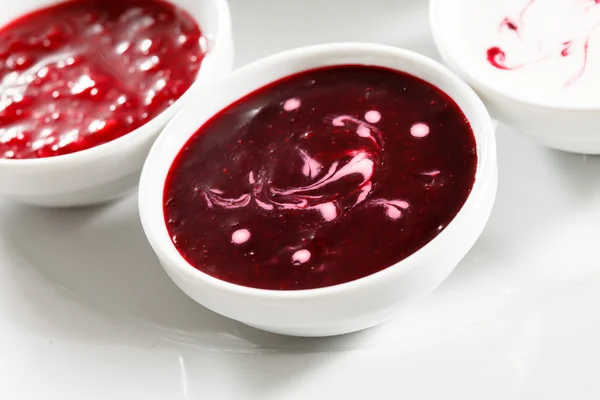 Confiture dans des bols sur blanc — Photo