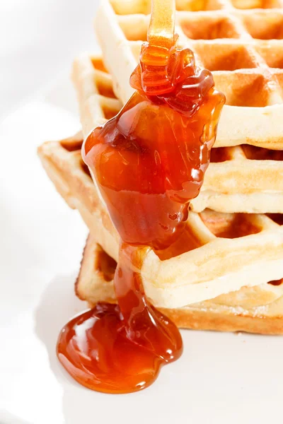 Belgische Waffeln mit Honig — Stockfoto