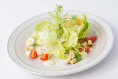 Sezar salatası plaka üzerinde