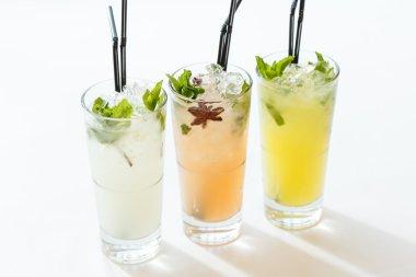 Yaz kokteylleri ile beyaz üzerine nane