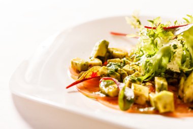 Vejetaryen carpaccio plaka üzerinde