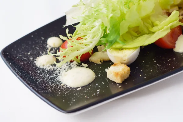 Salat mit Ei auf Teller — Stockfoto