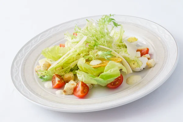 Salada Caesar em prato — Fotografia de Stock