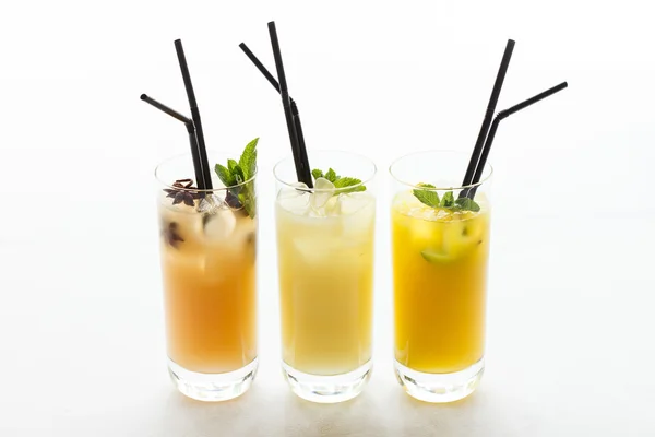 Zomer cocktails met munt op wit — Stockfoto