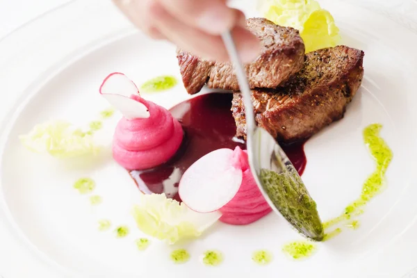 Çilek soslu ızgara biftek.